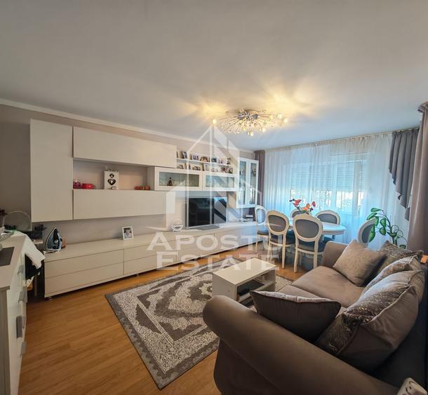 Apartament de vanzare cu 3 camere si 2 bai, decomandat, zona Lipovei