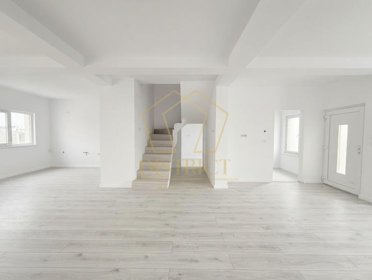 Duplex cu 4 camere despărțit prin camera tehnica | Mosnita Noua