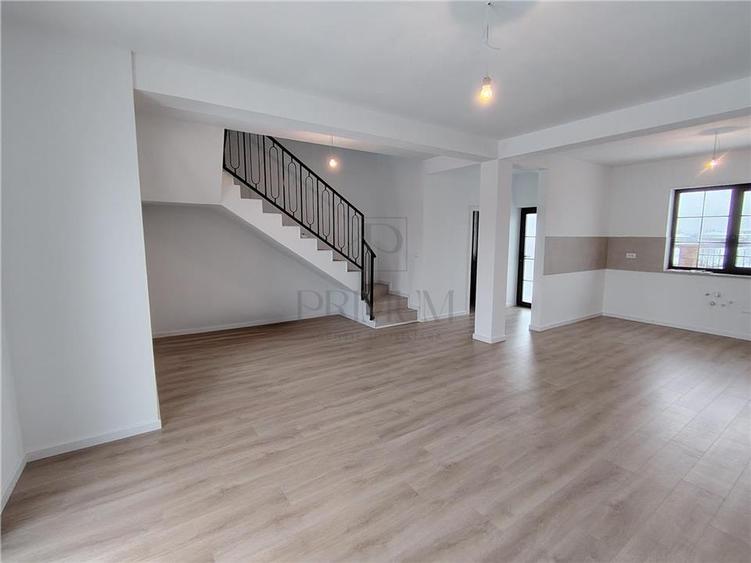 Duplex despartit prin camera tehnica - toate utilitatile- zona excelenta