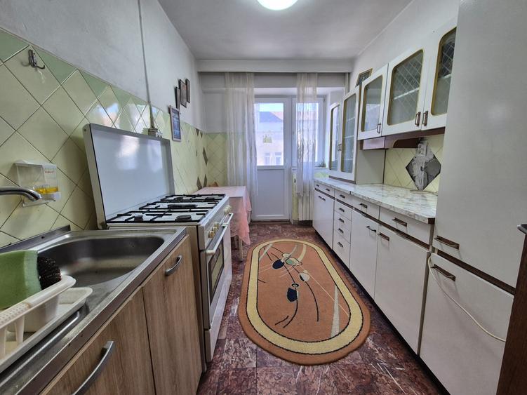 Apartament 3 camere de vânzare – Zona Centrală, decomandat
