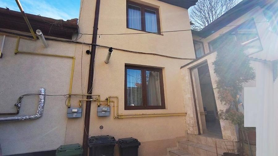 Casă compusa din 3 apartamente, P+E,  zona central