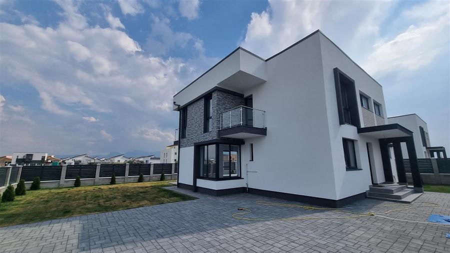 Vila moderna de 4 camere zona Sanpetru