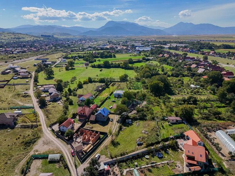 Teren intravilan 1.430 mp, 2 fronturi stradale, Cărpiniș, Brasov
