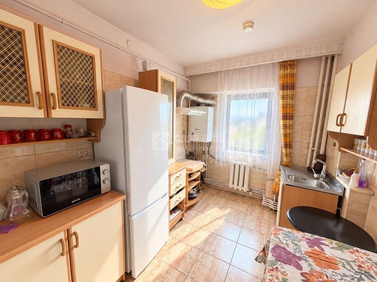 Pacurari - Posta, 3 camere decomandat, etaj 6 / 8, spatios, LIBER