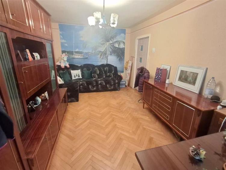 Apartament 3 camere decomandat 2 balcoane zona Calea Poplacii