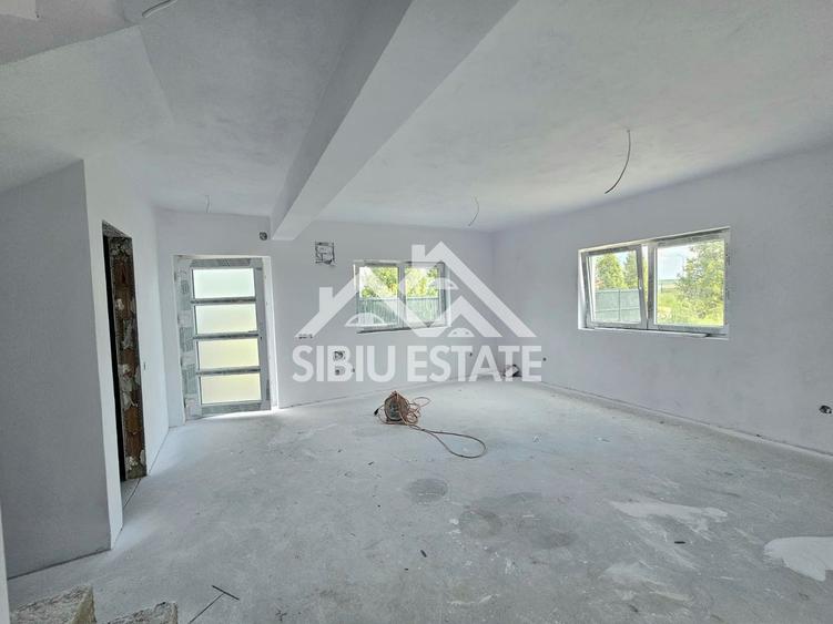 Casa unifamilala 5 camere curte proprie  Sura Mica zona Penny