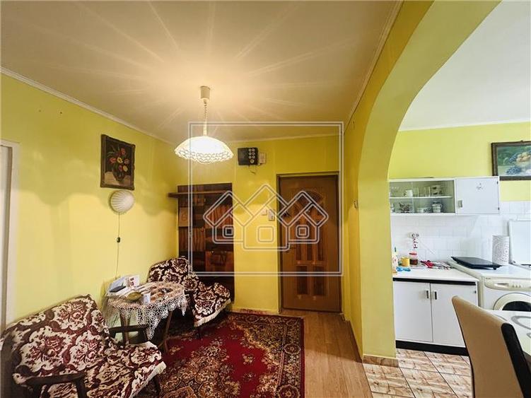 Ap decomandat, 3 camere, balcon, pivnita - N. Iorga