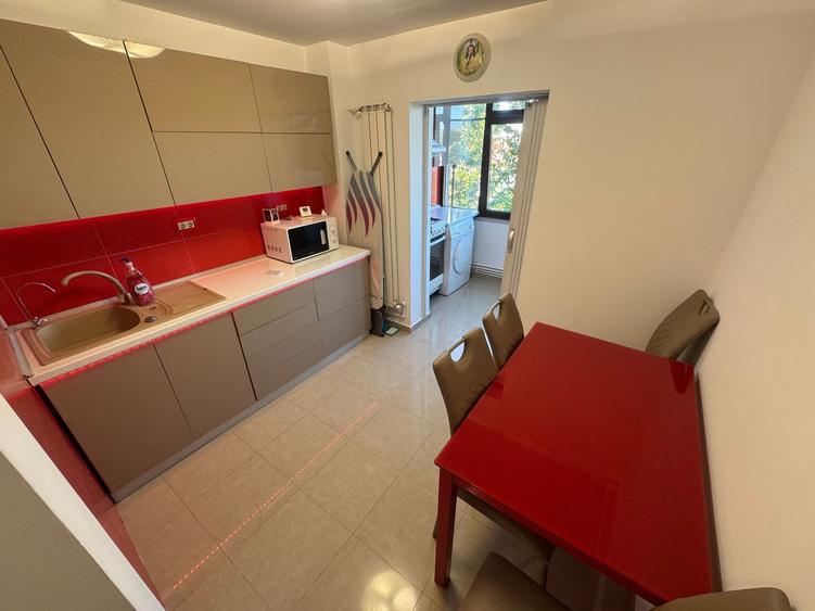 Apartament 3 camere zona Km 5 Renovat cu Centrala si Parcare