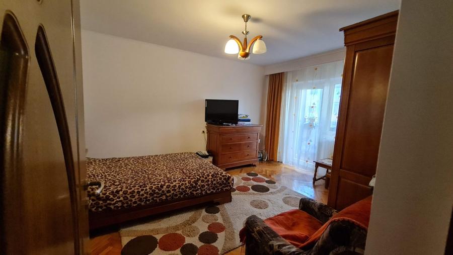 Apartament decomandat 3 camere + living de vanzare in zona Ostroveni