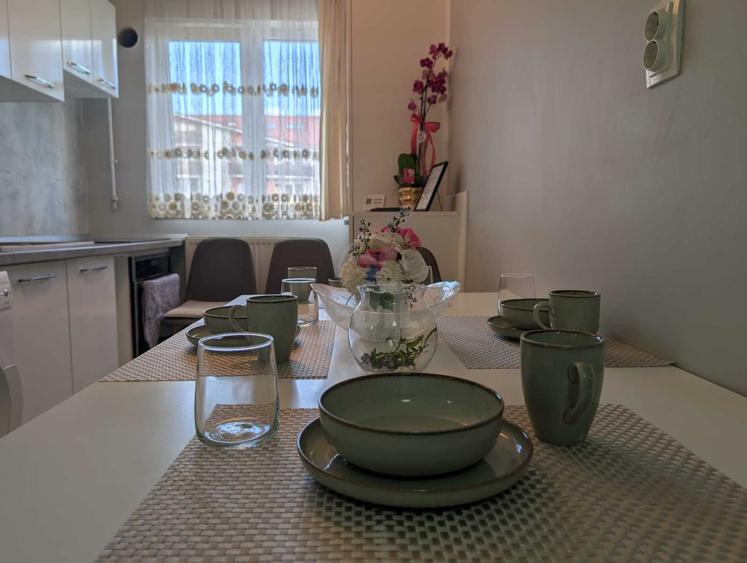 Apartament cu 3 camere si parcare, mobilat complet, zona Eroilor Floresti