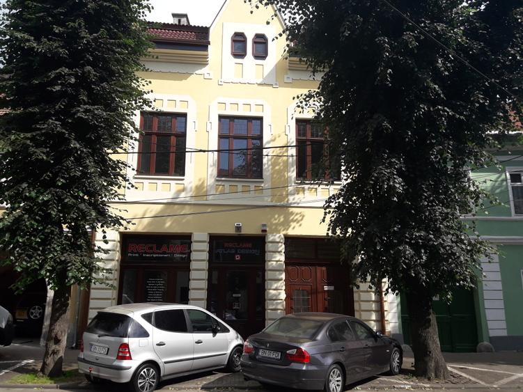 Cladire mixta cu spatii la parter si numeroase incaperi -central