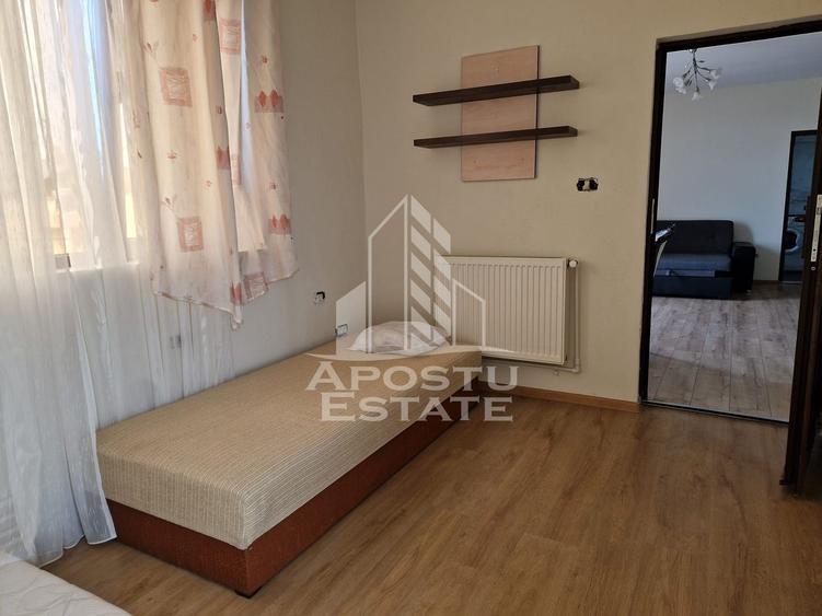 Apartament cu 3 camere ,80 mpu semidecomandat