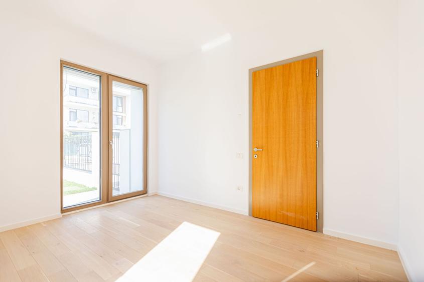 Casa Modernă cu Spații Vitrate Generoase