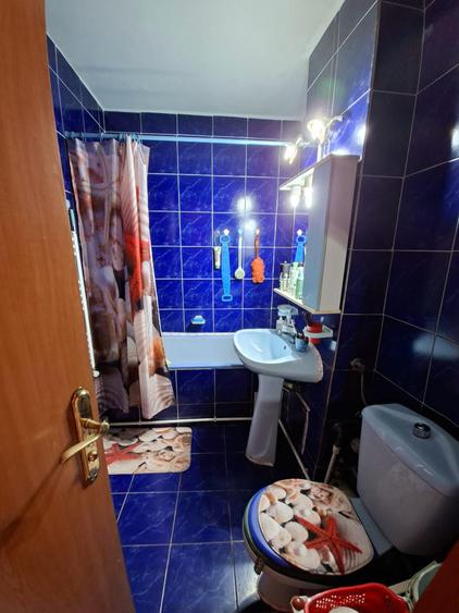 3 camere decomandate , centrala pe gaze, ,zona Dacia , pe SUD, pod deasupra