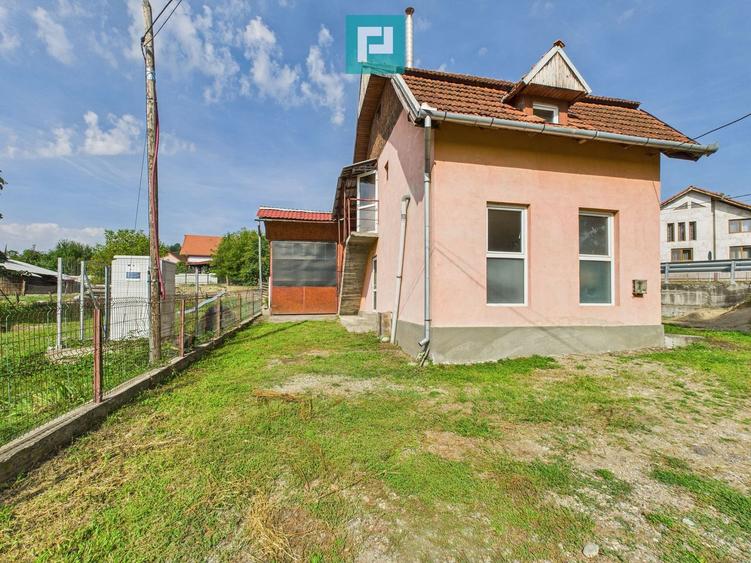 Casă și centru comercial, în localitatea Lazuri