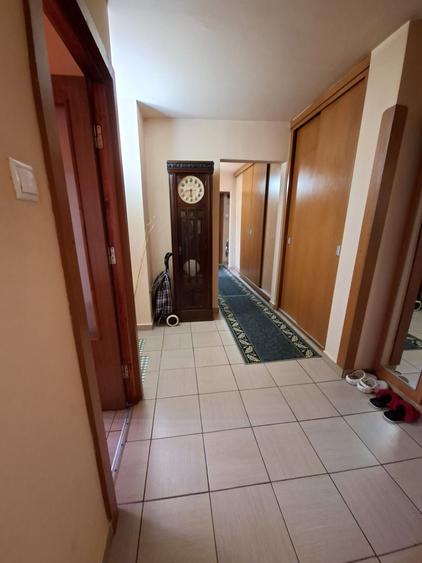 3  c decomandate , centrala pe gaze, zona Dacia , pe SUD, 2 gr. san. din proiect