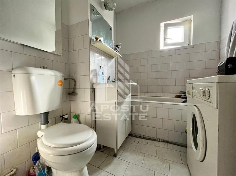 Apartament de vanzare cu 4 camere, centrala proprie, Aradului