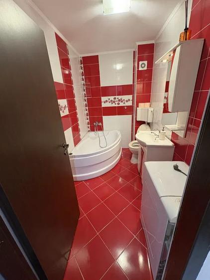 Apartament cu 3 camere, 2 parcari, zona Terra