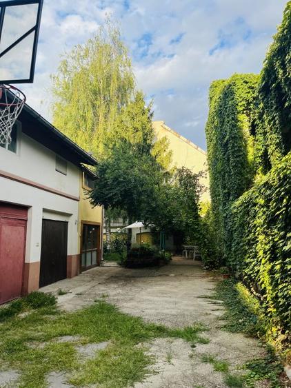 Apartament superb, tot  etajul 1,  Dorobanti, in vila cu curte si garaj
