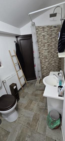 CABANA la munte, intabulata, renovata, mobilata, cu centrala si soba noi (lemne)
