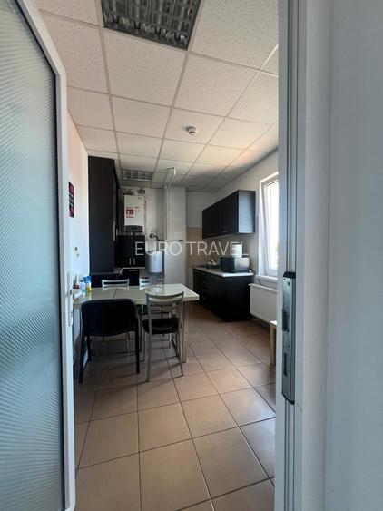 birou  elegant, mobilat,luminos, supraf. vitrata mare, lift , 241 mp, Bd. Mamaia - 13