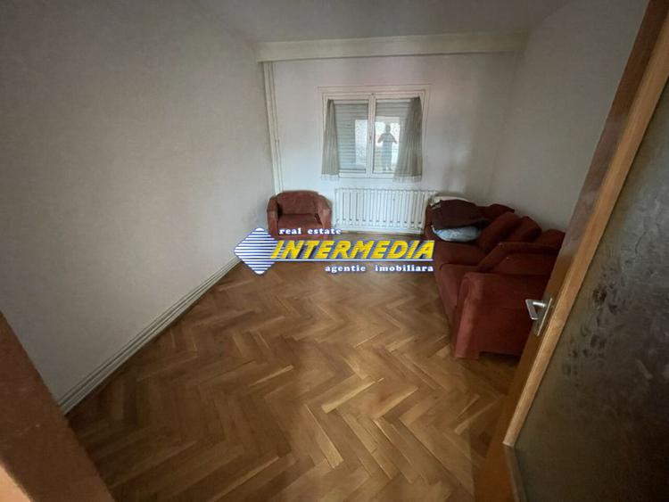 Apartament 3 camere etaj 2 +garaj + boxa in Cetate zona Caroline