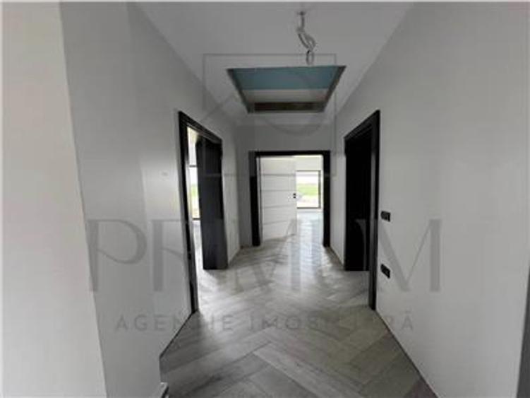 Duplex pe parter - 4 camere - spatiu mare - terasa - aproape de drumul cu 4 benz