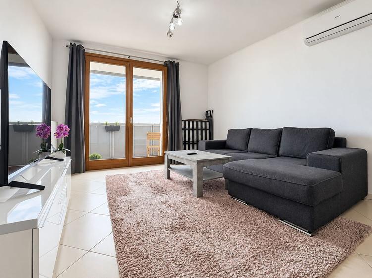 Apartament cu 3 camere, priveliste panoramica, terasă 14 mp, bloc 2010