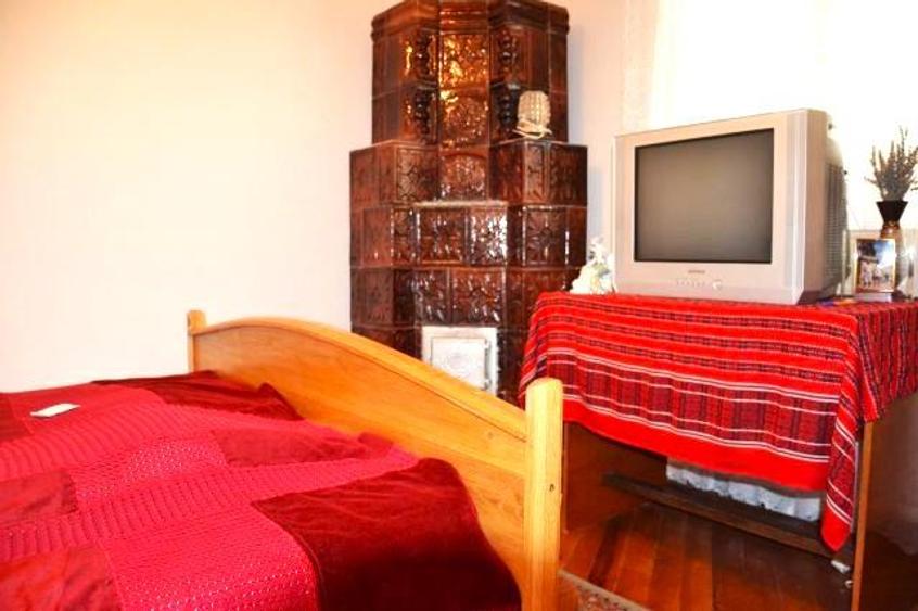 Casa 7 camere + 1000 mp teren, ideala pensiune - Runcu zona Leaota.