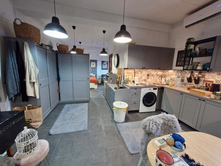 Imobil Multifuncțional – Spații Comerciale și Apartamente