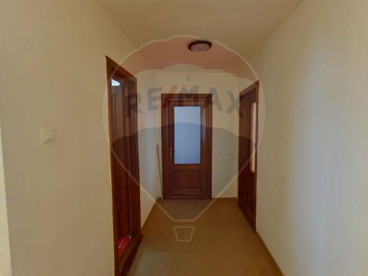 Casă / Vilă cu 8 camere