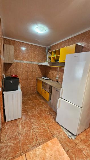De închiriat 2 camere decomandate, etajul 2, Micro 21, Bloc stradal