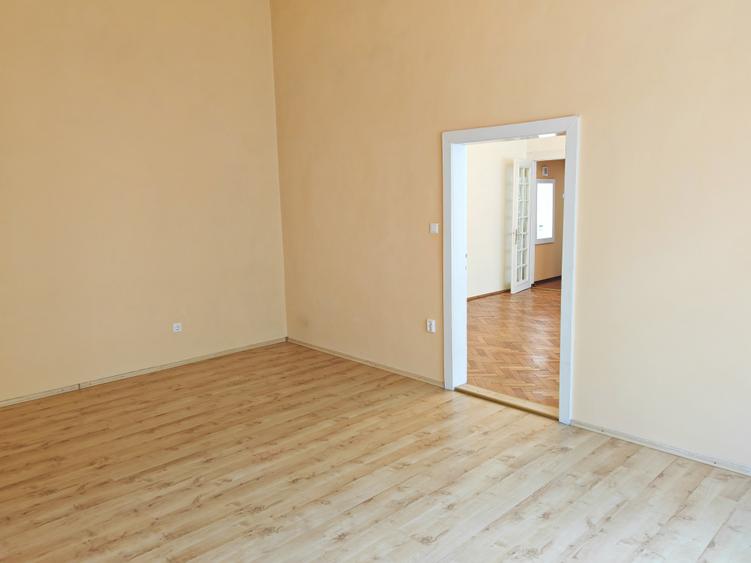 Apartament 3 camere liber la vanzare zona Piata Sfatului