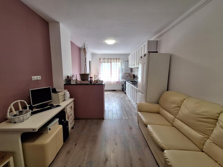Apartament cu 3 camere, 62 mp, orientare sudica, balcon, zona Stejarului