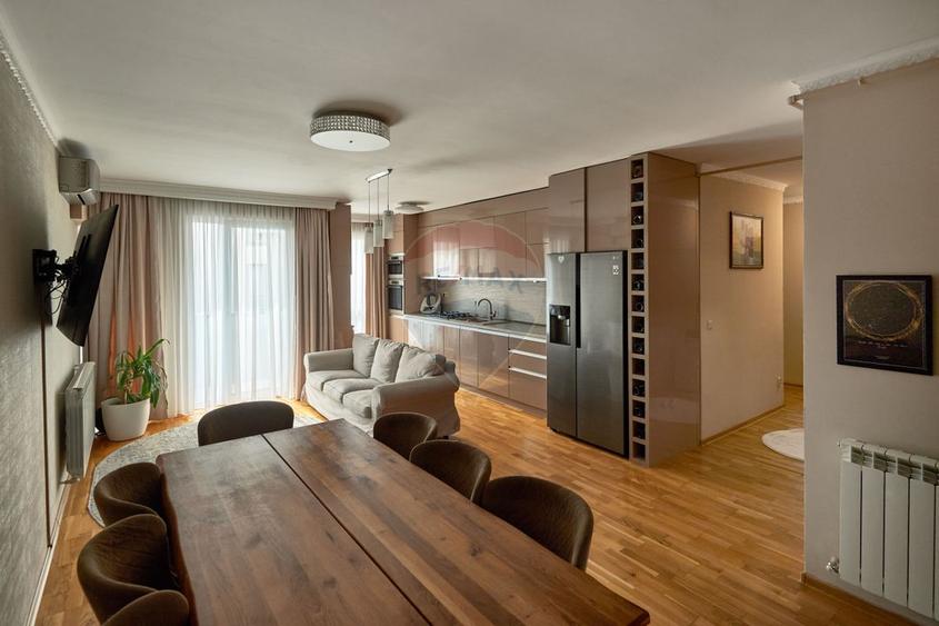 De vânzare apartament cu 3 camere, 2 bai, garaj Andrei Muresanu Sud