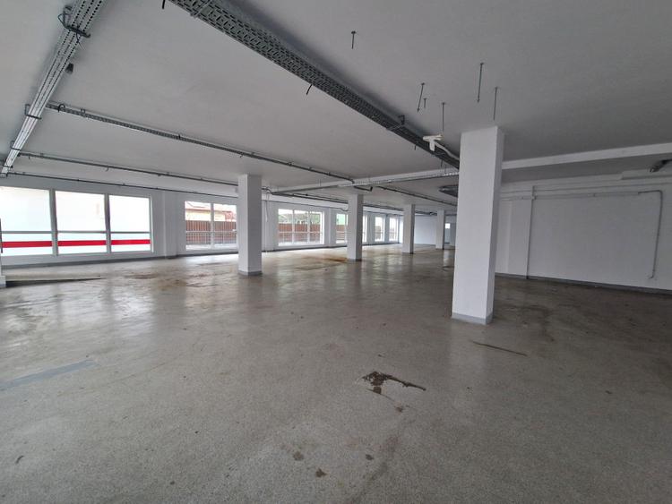 Spaciu comercial parter , bloc nou , 440 mp +Terasa si Locuri Parcare .
