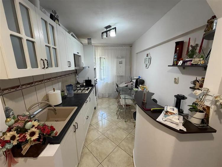 Apartament 3 camere, renovat, Supeco , etaj 4 cu acoperis