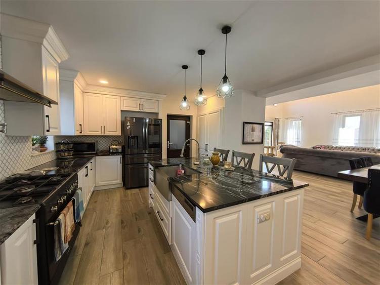 Vila impunatoare cu 6 camere spatioase in stil american