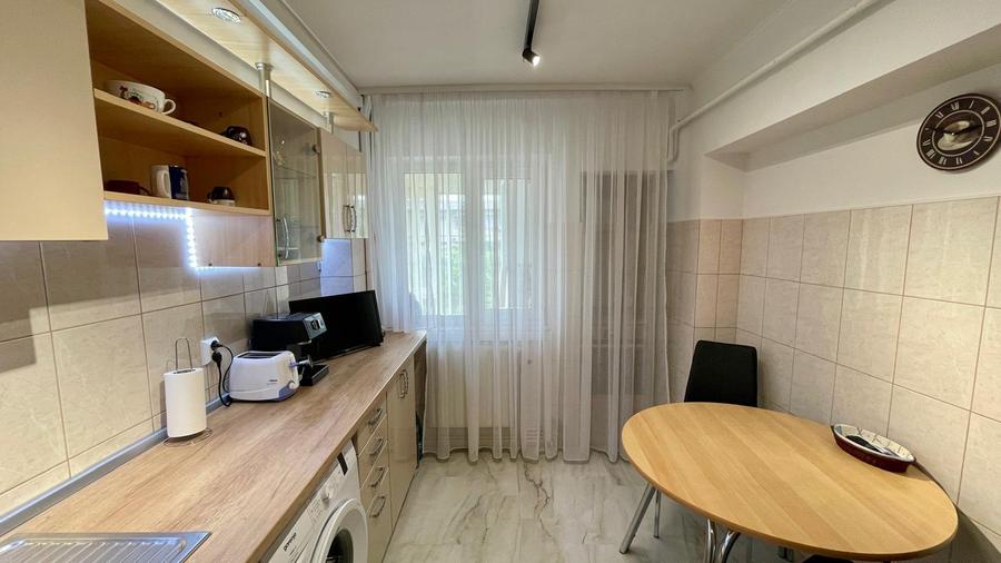 Apartament 3 camere, decomandat, zonă ultracentrală, bloc Mobilux, etaj 1