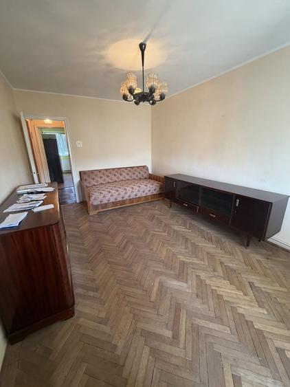 De vânzare apartament 2 camere Decomandat etaj 3/4