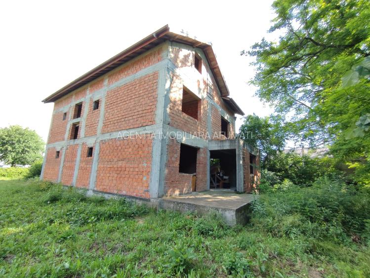 Casă la roșu, cu acoperiș finalizat, lângă pădure - 2