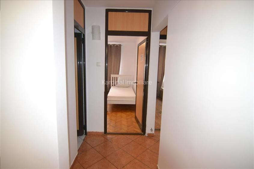 Apartament 3 camere decomandat intrare Răcădău, Str. Carpați - 12