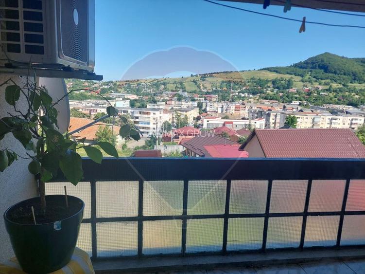 Apartament cu 4 camere decomandat de vânzare în Moinesti - 12