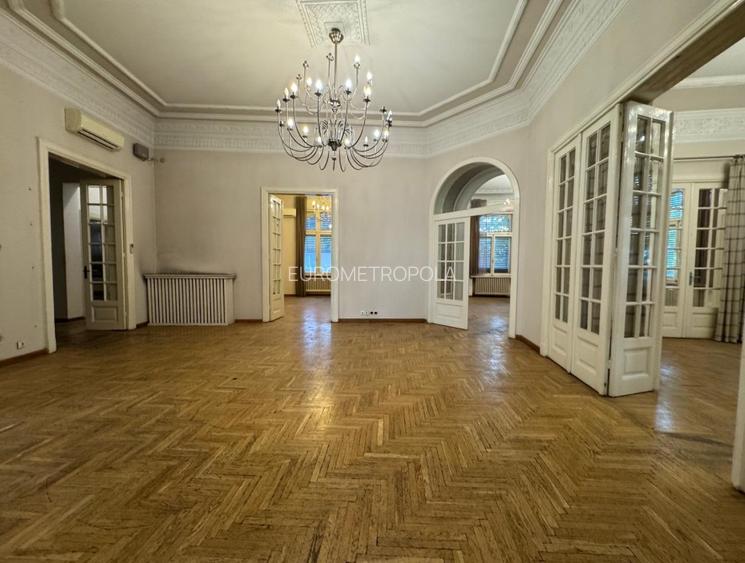 Vila cu arhitectura spectaculoasa Dacia - 6