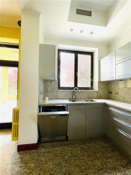 VANZARE VILA 8 CAMERE 652 mp teren zona Sisesti Sector 1