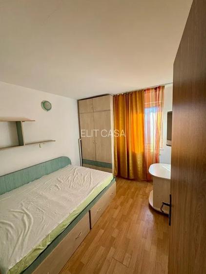 Apartament cu 3 camere, etajul 2/4, zona Podu Ros - 5