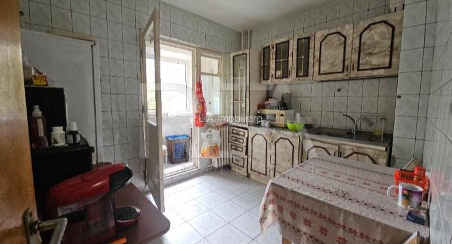 2 camere, etaj 3 - piața aproape - 10
