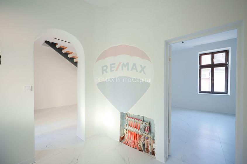 Apartament cu 4 camere de vânzare, ultracentral - 2