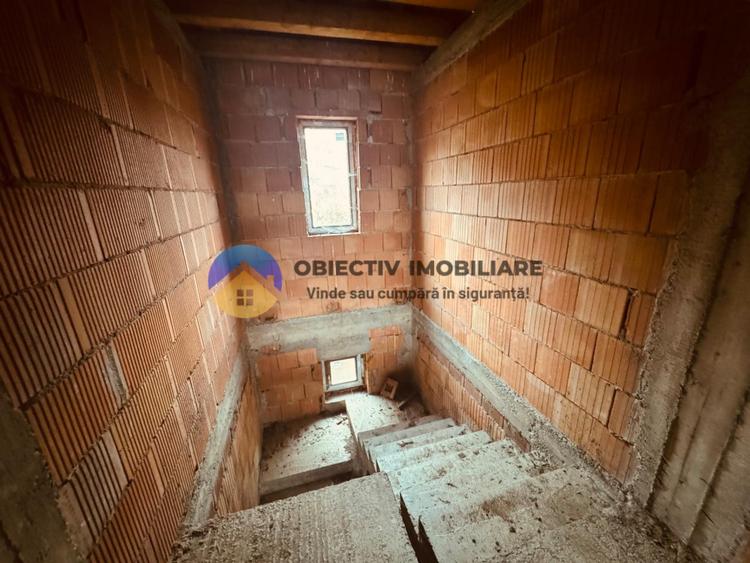 Vila la rosu  + teren 500 mp de vânzare – Zona Fermelor.