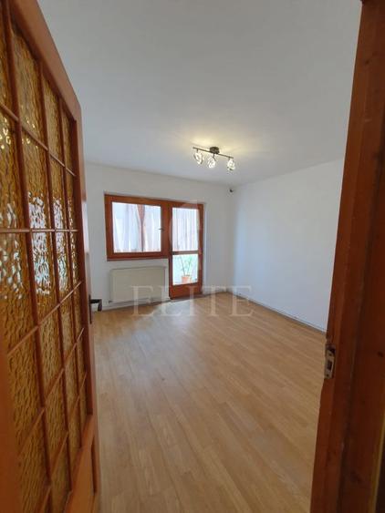 Apartament 3 camere în zona MOGOSOAIA